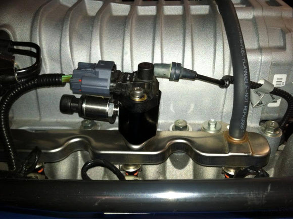 05-10 MUSTANG 1 1/2" 100 PSI FUEL PRESSURE GAUGE LIQUID FILLED WITH ADAPTER